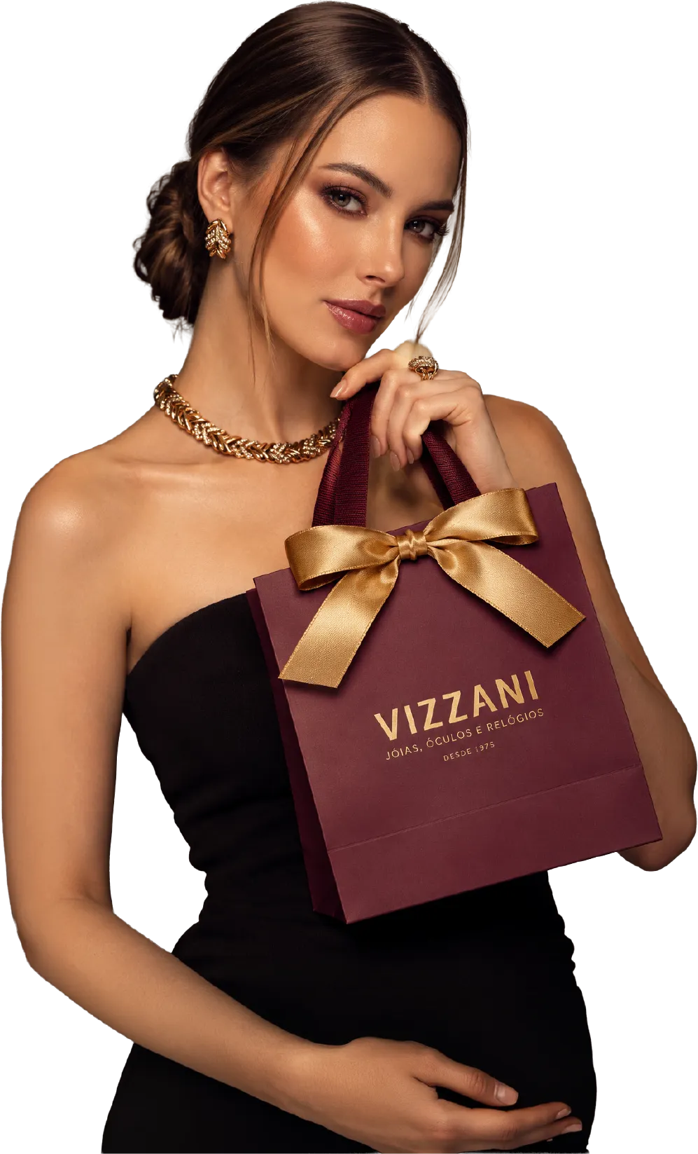 Modelo com colar de ouro segurando uma sacola de presente da Vizzani