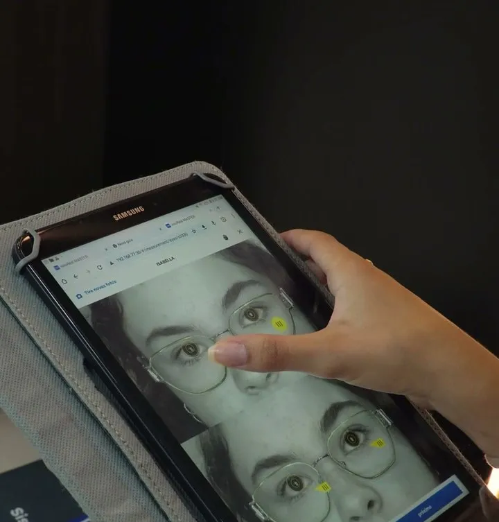 Medição digital das lentes no tablet do sistema VisuReal Master