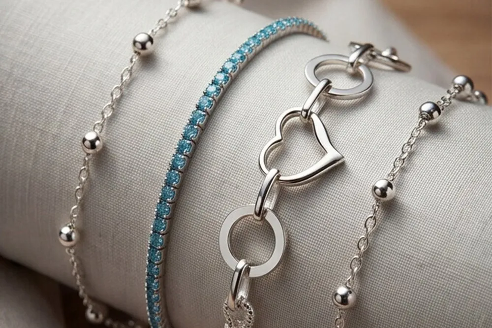 Pulseiras de prata com coração e pedras azuis