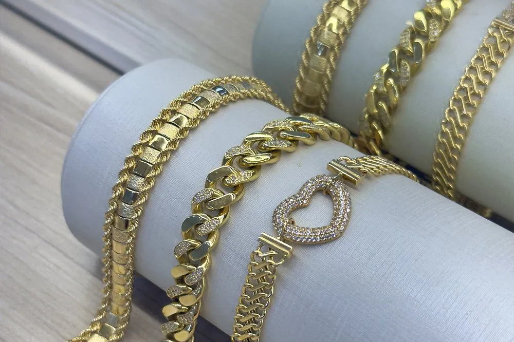 Pulseiras de ouro com elo grosso e coração cravejado