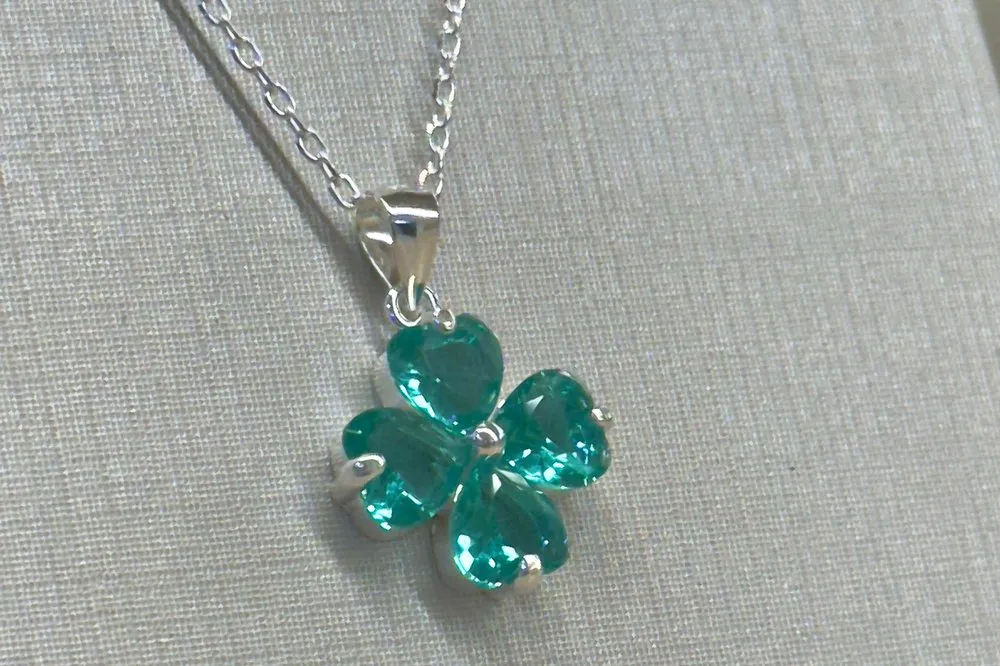 Colar de prata com pingente de trevo verde