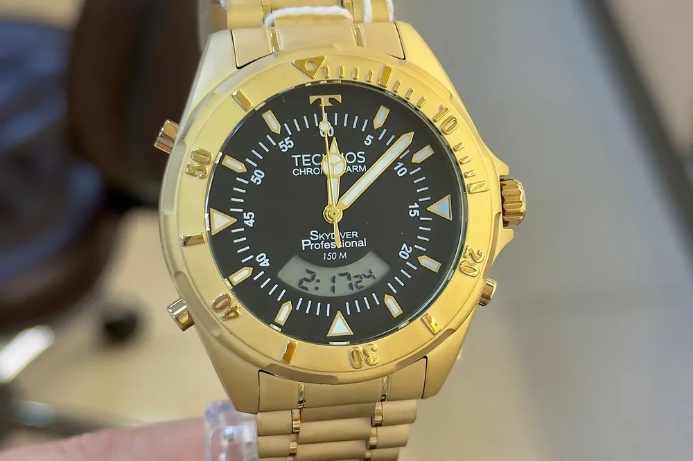 Relógio masculino Technos dourado com mostrador preto