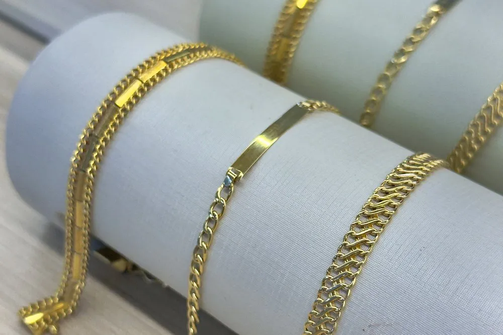 Pulseiras de ouro com placa e elos variados