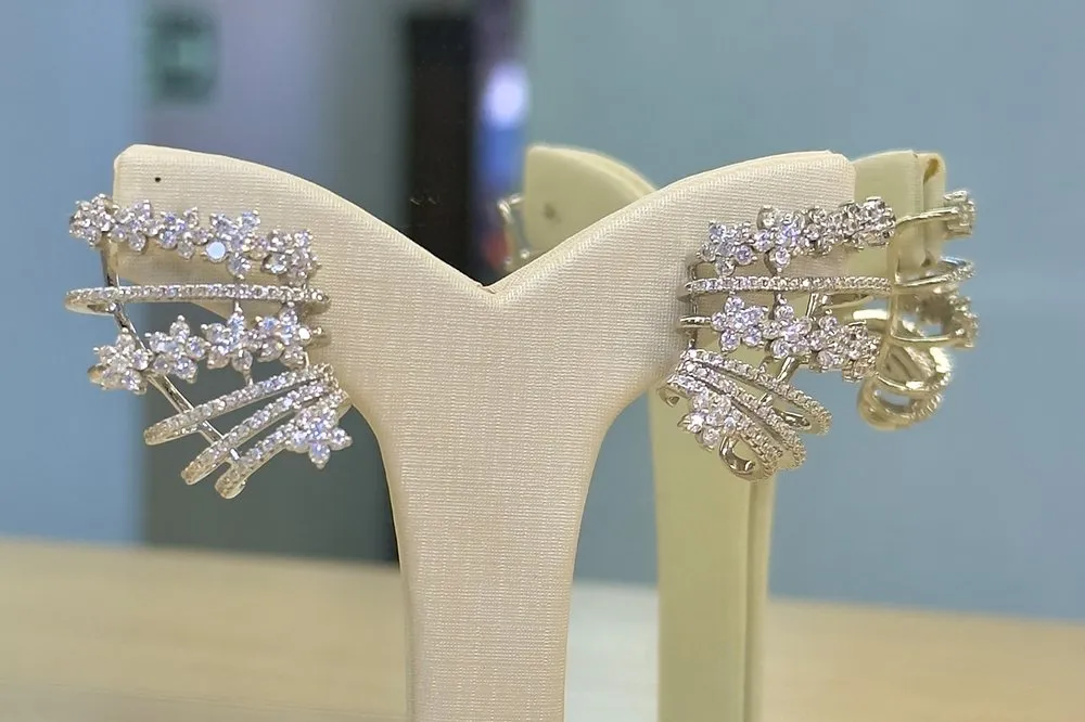Brincos ear cuff cravejados