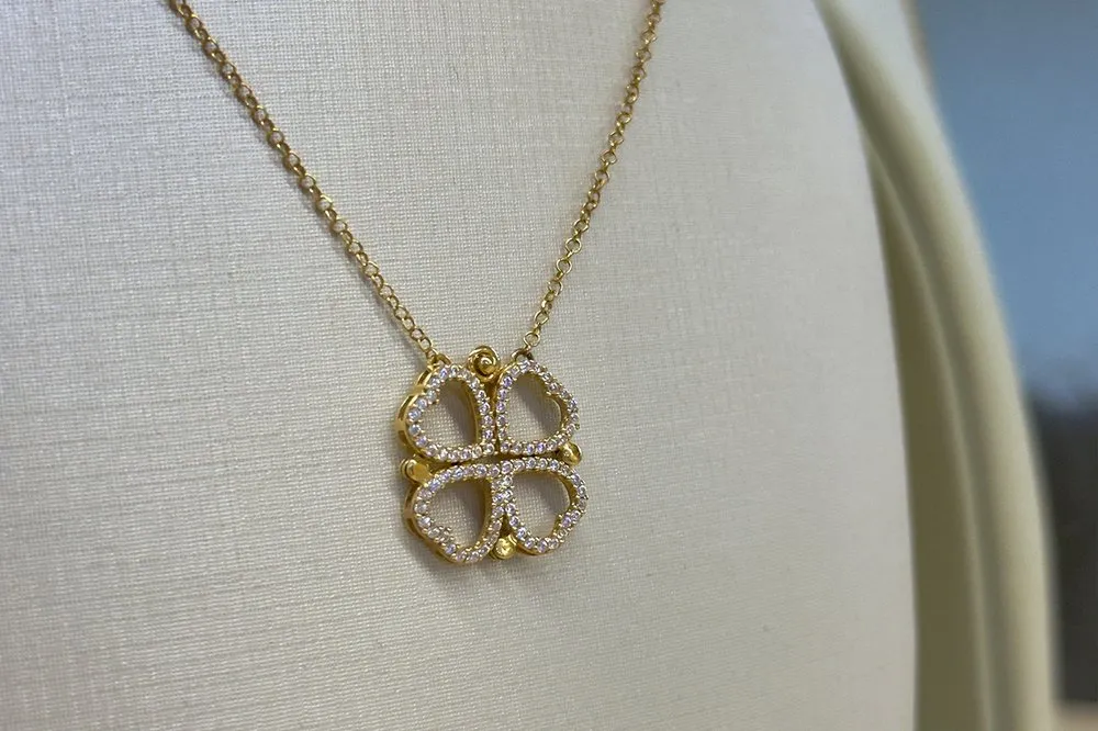Colar de ouro com pingente de trevo cravejado