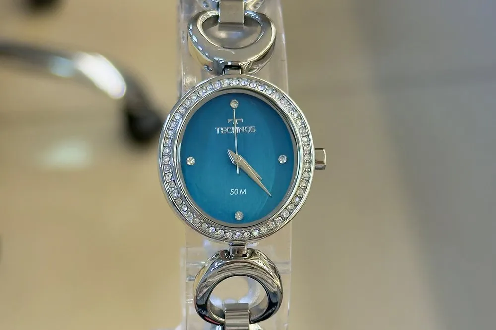 Relógio feminino Technos com mostrador azul e aro cravejado